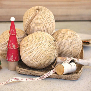 Boule de décoration de Noël en jonc de mer écologique vietnamien, design naturel et durable pour les célébrations de fin d'année - Product Image 2