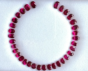 Pierre de tourmaline rubellite ovale de 81,50 carats, taille simple, pour la fabrication de bijoux fins, pierre précieuse naturelle - Product Image 1