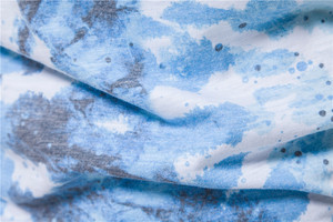 Camiseta Casual de Manga Corta para Hombre, Cuello Redondo, Corte Ajustado, Tejido de Algodón Transpirable, Estampado Tie-Dye Azul, Diseño Pintado a Mano - Product Image 4