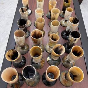 Verre à vin en corne de buffle polie avec base ronde, décoration naturelle pour la maison - Product Image 6