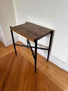 Mesa de Noche de Hierro con Tapa de Madera de Roble Macizo, Mesa Auxiliar con Estructura Metálica Hecha a Mano, Mueble Moderno Rústico para Dormitorio o Sala de Estar - Product Image 3