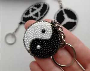 High Quality Fashionable Cartoon Woven Eco-Friendly Lightweight Glass Beads Keychain New Arrival Hot Sale Manufacturer - Product Image 6