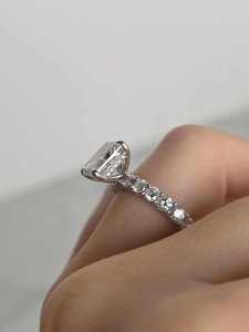Bague de fiançailles en moissanite taille radiant plaquée or 14 carats avec sertissage à griffes, alliance pour femme, cadeau d'anniversaire, usage quotidien - Product Image 2
