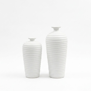 Vase de sol Pilin S blanc uni en terre cuite rustique côtelée, pot haut en argile artisanale, urne décorative en grès, vente en gros - Product Image 1