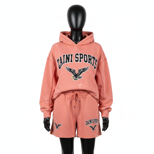 ชุดเซ็ตฮู้ดดี้และกางเกงขาสั้นผ้าฝ้ายฟลีซพรีเมียมสำหรับผู้หญิง 320 GSM สีชมพูคอรัล ทรงโอเวอร์ไซส์ พิมพ์ลายโลโก้นกอินทรีแบบพัฟ ปรับแต่งได้ - Product Image 6