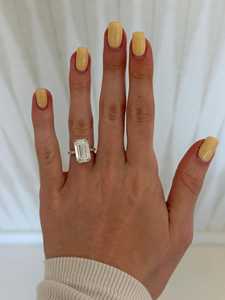 Bague de fiançailles pavée de diamants de laboratoire taille émeraude 7,50 CT, certifiée IGI - Product Image 1
