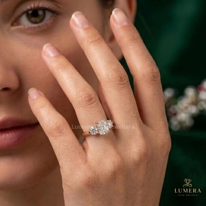 Anillo de compromiso de tres piedras con diamante de corte radiante personalizado, diamante central brillante con dos diamantes laterales redondos, anillo trilogía. - Product Image 6