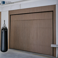 Porte de garage automatique à montage encastré en alliage d'aluminium invisible de haute qualité, avec lattes en bois thermolaquées sans joint, pour villa