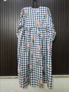 Robe tunique en coton à carreaux noirs et imprimé floral, manches courtes, longueur mi-cuisse, style vacances, robe de club, robe cintrée - Product Image 5