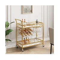 Chariot de bar moderne en métal doré avec étagères en verre et porte-bouteilles pour la décoration de salon intérieur