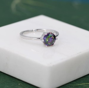 แหวนเงินแท้ประดับเพชร CZ สีดำมิสติก 1 กะรัต ทรงบริลเลียนท์ ขนาด 6.5 มม. แหวนเพทายโทแพซสีมิสติก แหวนสีดำออโรร่า - Product Image 2