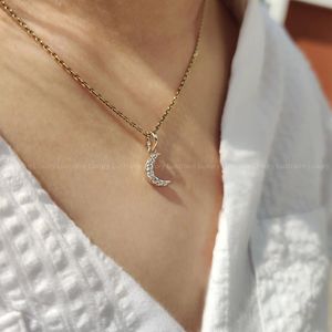 Pendentif lune en diamant rond brillant en or jaune, collier de bijoux fins pour femmes, élégant et personnalisé pour anniversaire ou mariage - Product Image 2
