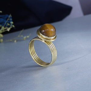 Bague de fiançailles classique en œil de tigre rond |   Bijoux en laiton plaqué or avec pierres précieuses - Product Image 3
