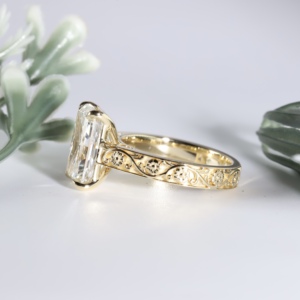 Anillo de boda solitario para mujer de oro amarillo de lujo, con corte radiante, engaste de cuatro puntas tipo catedral, estilo vintage y intrincado diseño floral tallado. - Product Image 4