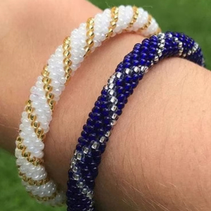 Paire assortie de bracelets en perles de verre bleues et blanches au crochet, motif en spirale, pour femmes, décoration décontractée, artisanat fait main - Product Image 1