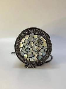 Bolso de mano étnico indio de moda, cartera de metal con grabado vintage en latón plateado y blanco, a precio económico. - Product Image 5