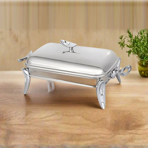 Plat à chafing élégant en argent et or avec pieds de style moderne, poignées assorties et couvercle élégant pour les buffets et les mariages - Product Image 2