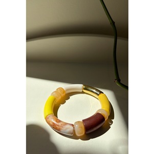 Pulsera de Resina Artística con Detalles Únicos Acabados a Mano, Joyería Contemporánea para un Estilo Diario Elegante - Product Image 3