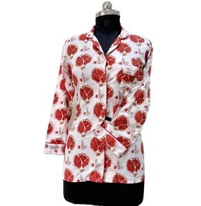 Camisa para mujer blanca de algodón con estampado de Granada roja con botones de manga larga - Product Image 1