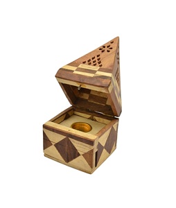 Brûleur d'encens en bois festif, parfait pour les célébrations, avec des ornements détaillés et un parfum merveilleux. - Product Image 3
