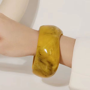 Pulseras de resina con diseño de amor para fiestas o como recuerdo, de AFZA ENTERPRISES - Product Image 1