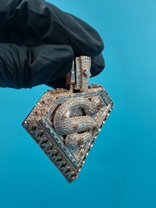 Pendentif personnalisé en or plaqué avec diamant taille émeraude 3D fantaisie de 2,5 pouces de large, design VVS1, pour fête hip-hop - Product Image 3