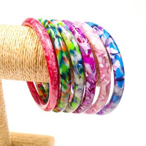 Ensemble de bracelets en résine haut de gamme faits à la main |   Bracelets en résine transparente et colorée de luxe |   Bijoux de mode élégants et modernes - Product Image 6