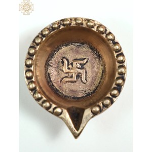 Petite paire Diya en laiton de 2 pouces faite à la main pour la sculpture indienne traditionnelle Puja - Product Image 2