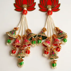 Decoración Tradicional de Pared con Loto Rojo y Dorado, con Borlas de Cuentas y Adornos de Campanas para la Entrada del Hogar en Diwali, 2 Piezas - Product Image 5
