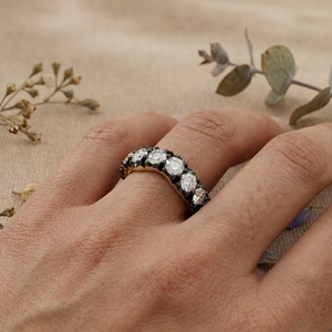 Anillo de aniversario de oro amarillo de 14K con 5 diamantes, banda de diamantes cultivados en laboratorio con engaste de rodio negro, anillo apilable de media eternidad - Product Image 2