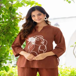 Conjunto de Kurta y Pantalón Bordado Marrón VASTRA COTTAGE con Mangas Tres Cuartos, Elegante Traje Étnico para Mujer - Product Image 3