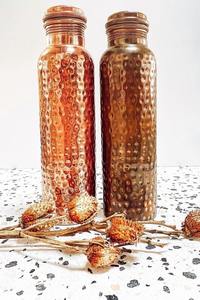Botella de Cobre Puro con Diseño Martillado de 750 ml, Dorada, Antiderrames, Gran Capacidad, Apta para Lavavajillas y Microondas, Regalo para el Hogar, Ayurvédica - Product Image 3