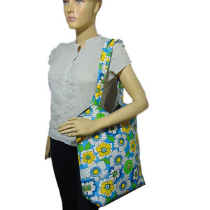 Bolsa de Mano de Lona de Algodón de Alta Calidad, Diseño Floral Blanco, Verde y Celeste, con Forro Impermeable, Múltiples Compartimentos con Cremallera, Ecológica - Product Image 4
