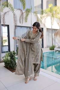 Traje tradicional indio de seda Ho con bordado multicolor y de hilo, conjunto Salwar Kameez con dupatta de trabajo elaborado. - Product Image 5