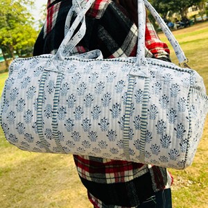 Bolsa de Viaje de Fin de Semana Acolchada de Algodón Hecha a Mano, Bolsa de Lona de Gran Capacidad con Estampado de Bloques, Bolsa de Mano Duradera para Mujer - Product Image 4