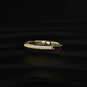 Bague de mariage solitaire en or jaune avec diamant de laboratoire incurvé, luxe certifié IGI. - Product Image 3