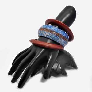 Juego de Brazaletes de Resina, Redondos, Negros con Puntos Blancos, Acabado Brillante, Técnica de Fundición, Joyería de Moda, Escultura Artística - Product Image 5