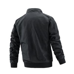 Chaqueta bomber de hombre hecha a medida, directamente de fábrica, con cremallera completa para uso en invierno, logotipo personalizado, chaqueta de aviador con paneles elegantes. - Product Image 6