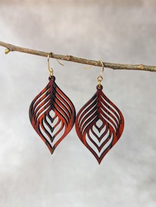 Boucles d'oreilles en forme de feuille en bois avec design découpé au laser, couleur marron naturel, bijoux de mode pour femmes - Product Image 5