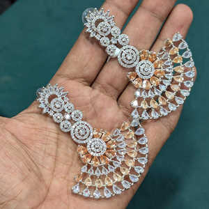 Pendientes Colgantes Finos de Plata con Baño de Plata y Circonitas en Forma de Durazno de Jewelemarket - Product Image 1