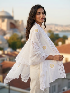 Pañuelos Hijab Largos de Algodón Voile para Mujer al por Mayor con Encaje Dorado, Flores y Pedrería Bordadas, Suaves, Ligeros y Transpirables, OEM - Product Image 3