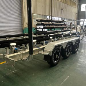 Remolques para barcos de tres ejes de la <span class=keywords><strong>serie</strong></span> Pontoon, fabricados en China, colores asequibles y personalizables y tuberías galvanizadas en baño caliente. - Product Image 3