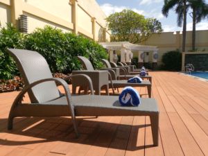 Chaise longue d'extérieur en rotin tressé à la main, design moderne, avec table d'appoint et coussins, pour piscine, plage, jardin - Product Image 1