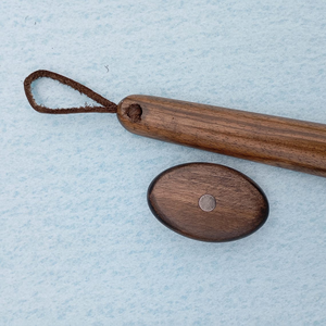 Chausse-pied en bois artisanal long avec boucle de suspension en cuir, en bois naturel lisse, aide au portage des chaussures - Product Image 3