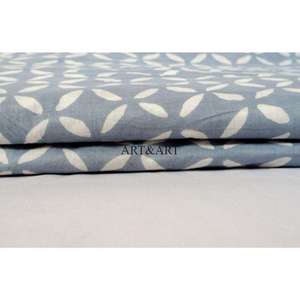 Tissu en coton indien imprimé à la main à motifs floraux, très prisé, pour robes et tuniques en sergé bio teint pour filles et femmes - Product Image 1