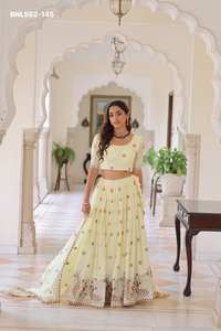 Conjunto de Lehenga Choli Dupatta de última moda, ropa étnica de alta calidad y diseño exclusivo, en seda Vichitra con lentejuelas y bordados. - Product Image 6