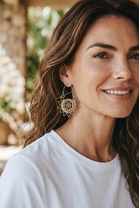 Boucles d'oreilles créoles moyennes tendance en laiton pur plaqué or 18 carats, motif mandala, bijoux géométriques bohèmes faits à la main pour femme, idéales pour un anniversaire - Product Image 2