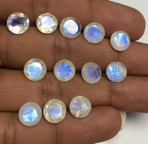 A K Gems - Piedra preciosa de piedra lunar arcoíris de fuego azul natural de corte redondo, varios tamaños, para fabricación de joyas, efecto de juego de color brillante, India - Product Image 3