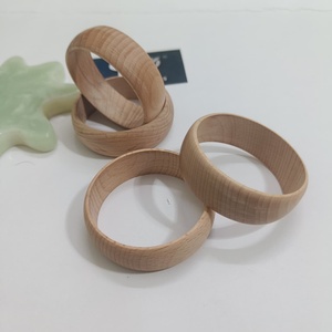 Brazalete Clásico Redondo de Madera Natural Hecho a Mano con Acabado Liso, Accesorio de Moda para Mujeres y Niñas - Product Image 6