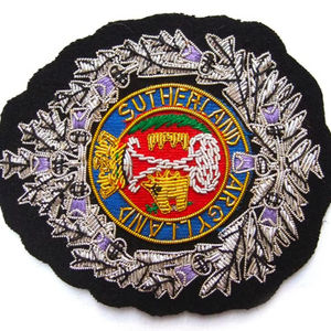 Badges brodés à la main avec des paillettes et des décorations métalliques, couleurs et formes personnalisables, résistants à l'eau, fabriqués en Inde - Product Image 3